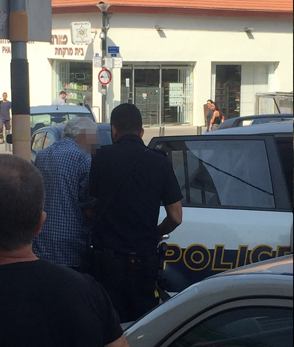 החשוד בשוד לאחר מעצרו, היום (צילום: יוסי אוחיון) (צילום: יוסי אוחיון)
