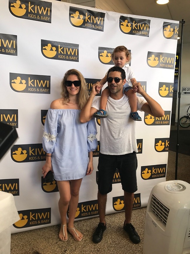 אבאל'ה אתה הלונה פארק. דן שפירא עם אשתו ובנו דויד (צילום: בתיה בשיר) אבאל'ה אתה הלונה פארק. דן שפירא עם אשתו ובנו דויד (צילום: בתיה בשיר)
