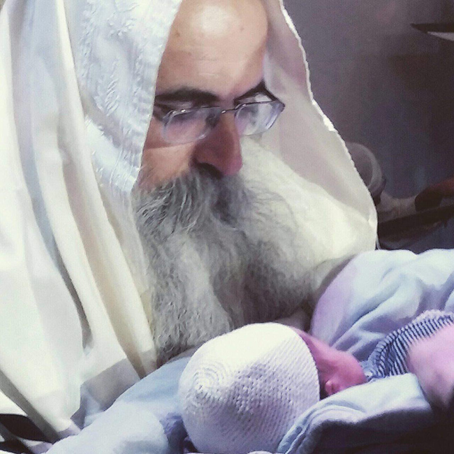 והנה גם הסנדק. הרב היובל הכהן אשרוב (צילום: LOOK צלמים) והנה גם הסנדק. הרב היובל הכהן אשרוב (צילום: LOOK צלמים)