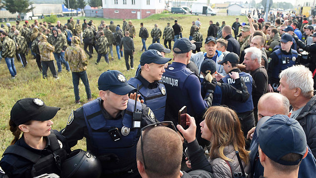 תומכי סאאקשווילי מתעמתים עם אנשי שוטרים אוקראינים בגבול (צילום: AFP) (צילום: AFP)