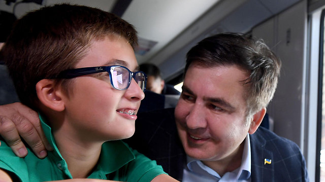 עם הבן על הרכבת (צילום: AFP) (צילום: AFP)