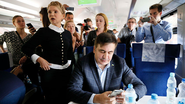 סאאקשווילי ברכבת מפולין עם ראש ממשלת אוקראינה לשעבר יוליה טימושנקו (צילום: רויטרס) (צילום: רויטרס)