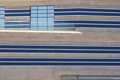 לכאורה חלונות אופקיים, למעשה הבניין אטום (צילום: מיכאל יעקובסון)