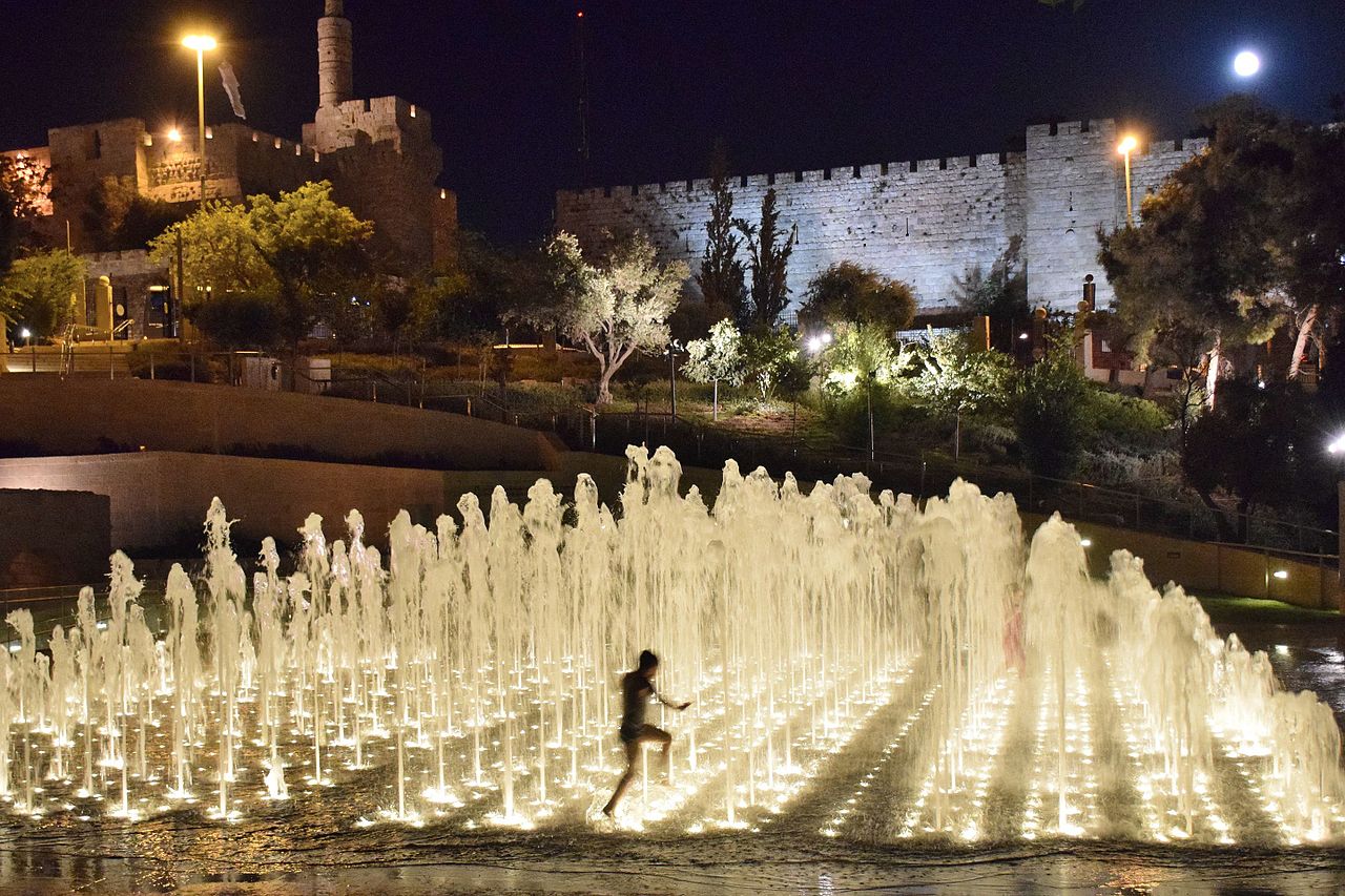 קפיצה בין המזרקות שאל מול חומות העיר העתיקה בירושלים (צילום: צביקה היגר) (צילום: צביקה היגר)