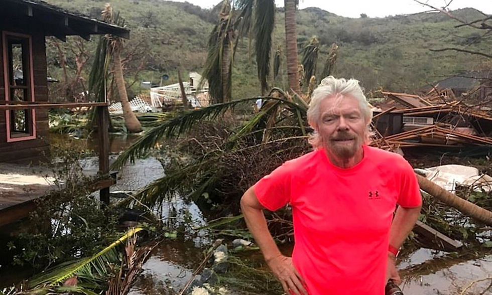 ברנסון ליד חורבות ביתו שנהרס בהוריקן ()
