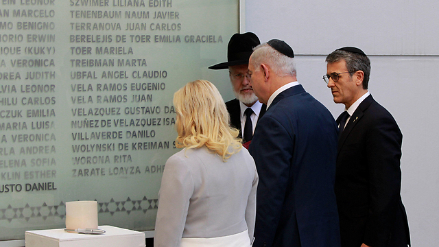 Netanyahu honors the memory of those who the victims of the AIMA bombing (Photo: Reuters)