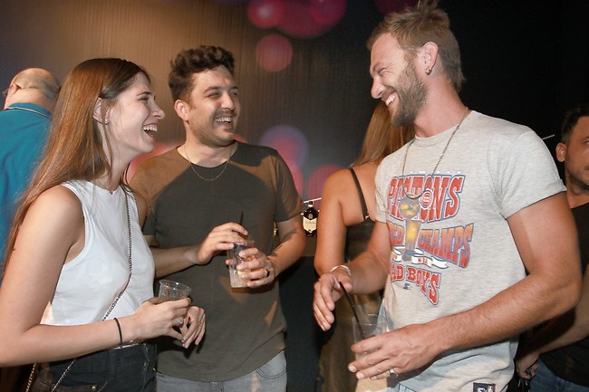 אתה תברך אותנו בחופה? עוז זהבי עם אמסלם וזגורי (צילום: ענת מוסברג) אתה תברך אותנו בחופה? עוז זהבי עם אמסלם וזגורי (צילום: ענת מוסברג)