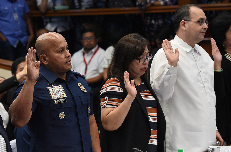 מפקד משטרת הפיליפינים רולנד דלה רוזה (משמאל) ונציב הוועדה לזכויות אדם חוסה גסקון (מימין) שחקר את הרג אלפי האזרחים על ידי המשטרה (צילום: AFP) (צילום: AFP)