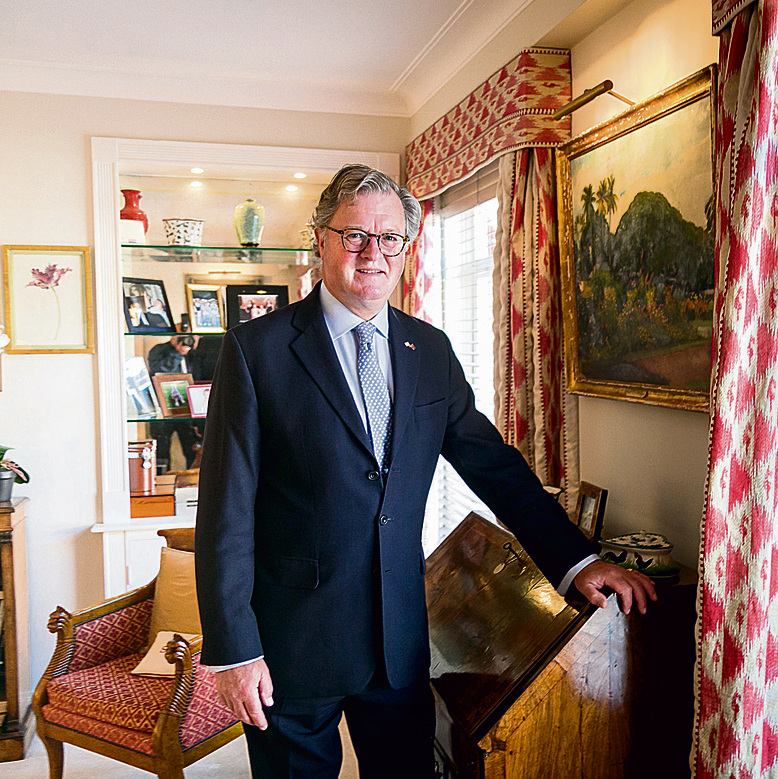 Lord Roddy Balfour in the living room of his estate (Photo: Yakir Zur)