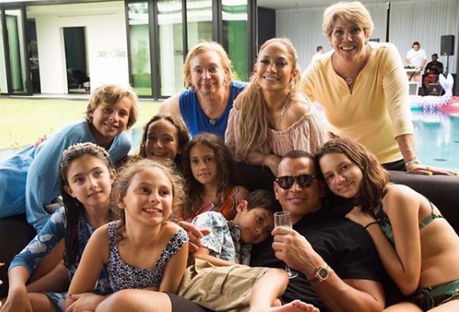 משפחה גדולה ומאושרת (אינסטגרם) משפחה גדולה ומאושרת (אינסטגרם)
