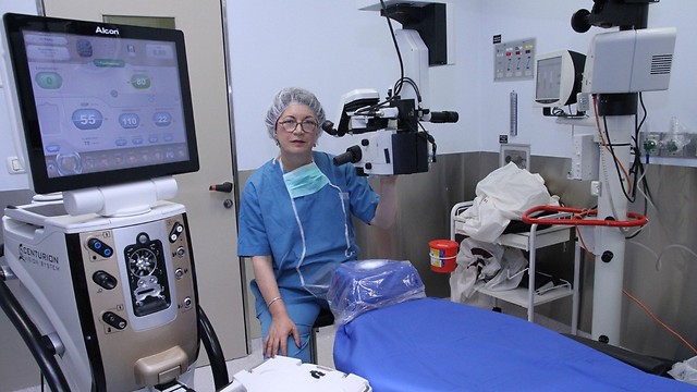 ד"ר תמר פדות קלויזמן בחדר הניתוח (צילום: זהר שחר) (צילום: זהר שחר)