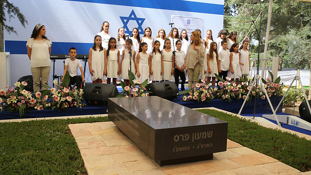 A children's choir sang before Peres's tomb (Photo: Amit Shabi) (Photo: Amit Shabi)
