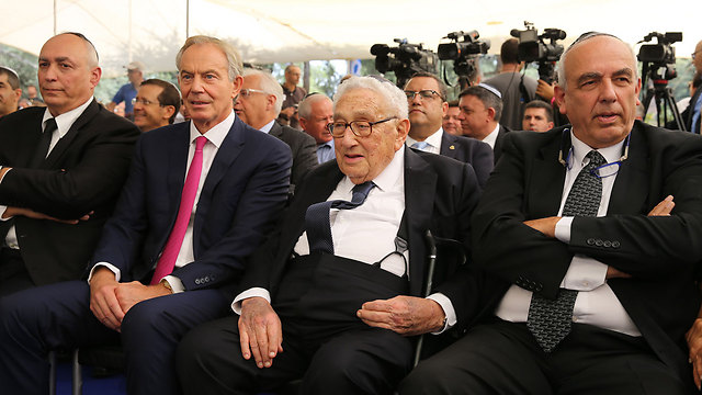 L-R: Tony Blair, Henry Kissinger and Chemi Peres (Photo: Amit Shabi) (Photo: Amit Shabi)