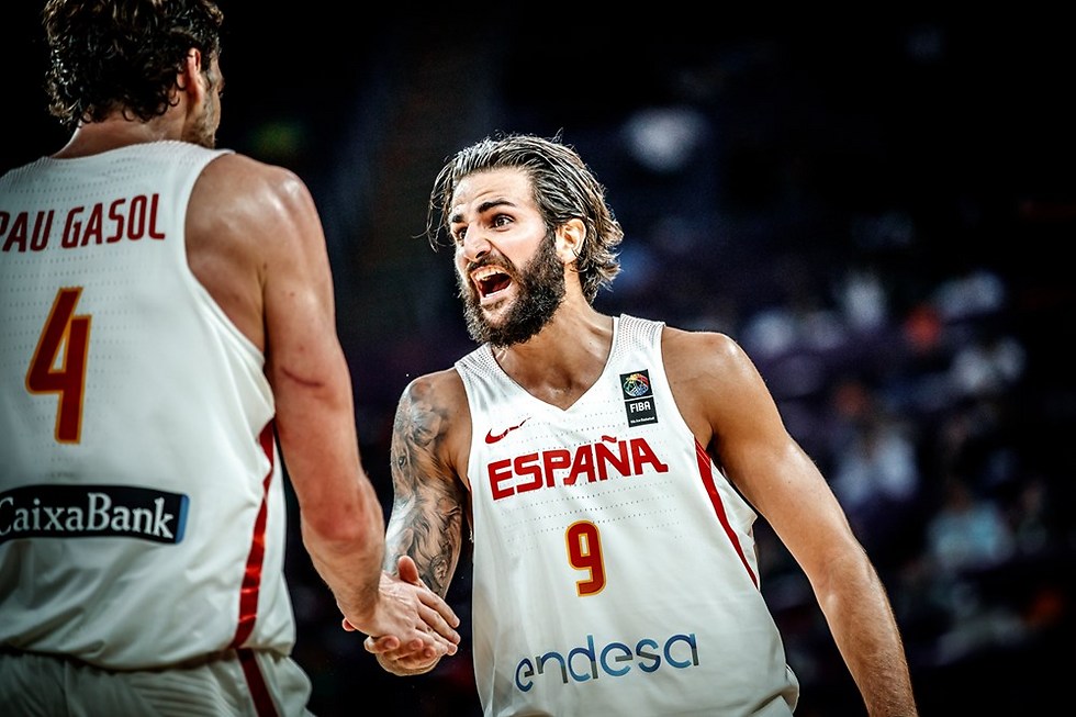 לא הולך. ריקי רוביו ופאו גאסול (צילום: FIBA) (צילום: FIBA)