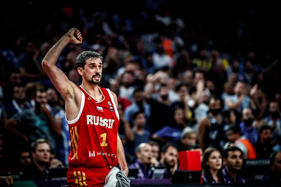 בנבחרת רוסיה הכל עובר דרכו. אלכסיי שבד (צילום: FIBA.com) (צילום: FIBA.com)