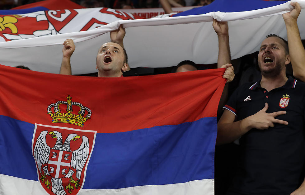 אוהדי נבחרת סרביה בטירוף (צילום: AP) (צילום: AP)