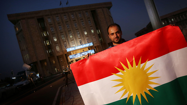 נושא את דגל כורדיסטן. עדיין לא עצמאית (צילום: AFP) (צילום: AFP)