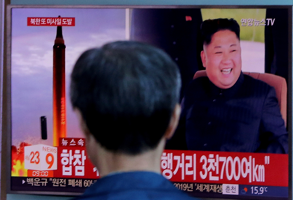 צופים במסכים, אחרי השיגור הצפון קוריאני (צילום: AP) (צילום: AP)