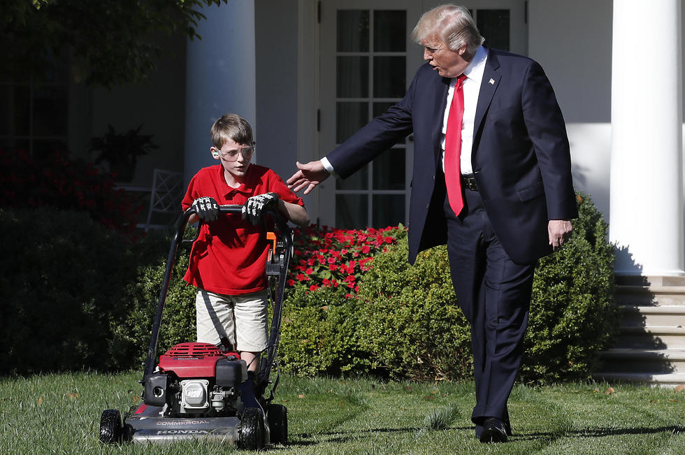 טראמפ ופרנק ג'יאצ'יו, בן 11 ששלח מכתב לבית הלבן וביקש לכסח את הדשא (צילום: AP) (צילום: AP)