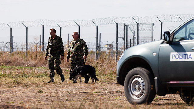 שוטרים במפגש הגבולות בין רומניה, סרביה והונגריה (צילום: AFP) (צילום: AFP)