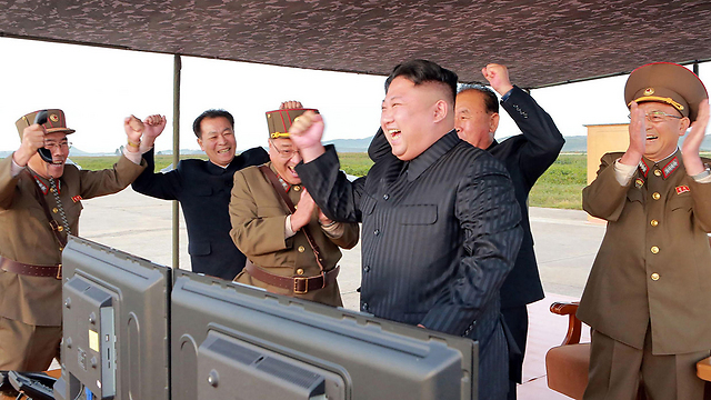 השליט ובכירי משטרו מביעים שמחה מתוצאות הניסוי (צילום: AFP) (צילום: AFP)