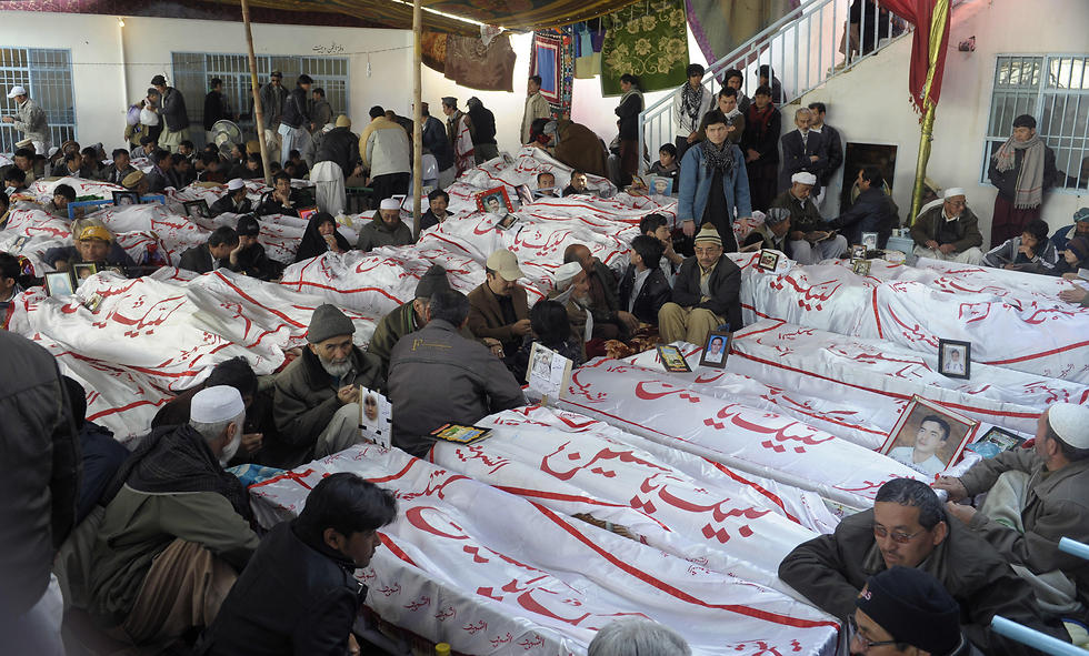 Pakistani Shiite Muslims mourn next to the bodies of their relatives killed in bombing in Quetta, Pakistan (File photo: AP)