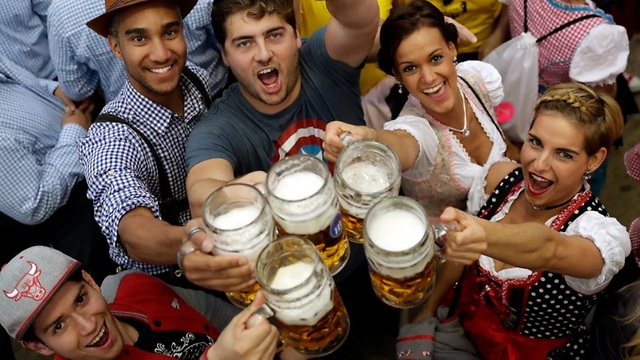 הבירה מחברת בין כל העולם. מתוך חגיגות ה"אוקטוברפסט" במינכן ()