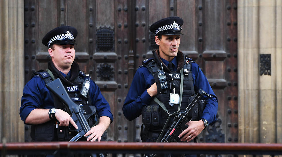 שוטרים בכניסה לפרלמנט בבריטניה. "המבצע עדיין נמשך" (צילום: EPA) (צילום: EPA)