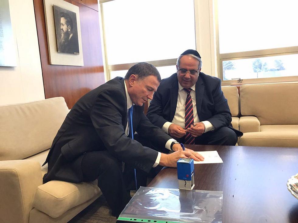 Guetta handing in his resignation letter to Knesset Speaker Edelstein