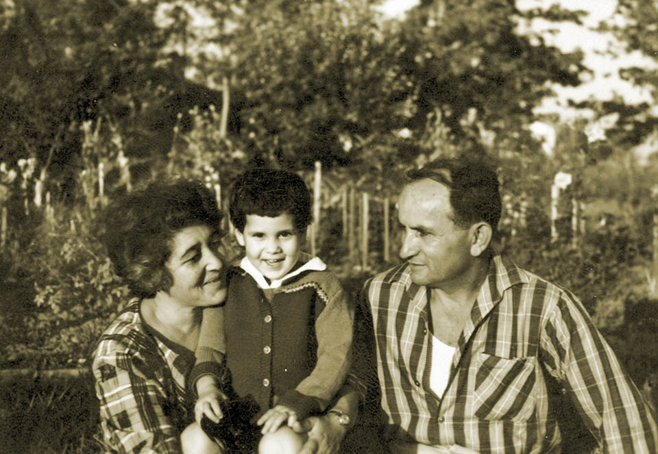 Михаль Негрин в детстве с родителями