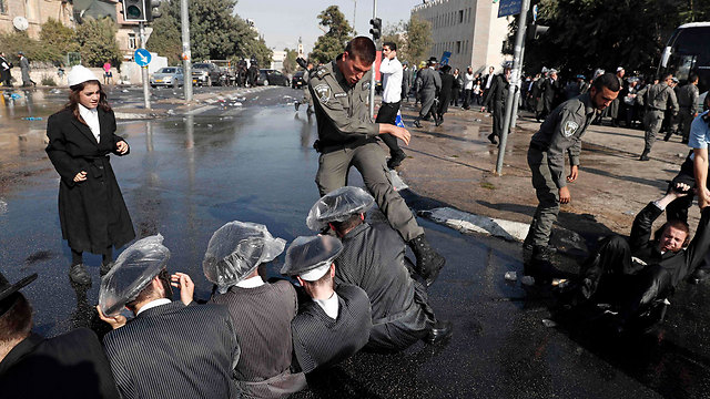 שוטרים בעטו במפגינים  (צילום: AFP) (צילום: AFP)