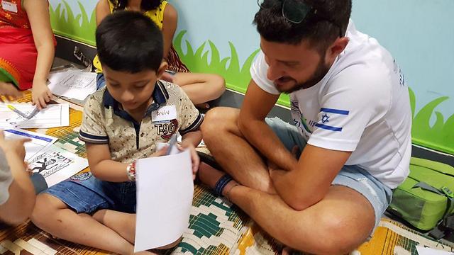 The discharged Israeli soldiers taught local schoolchildren in Mumbai English, math and environmental studies (Photo: Itay Blumenthal) (Photo: Itay Blumenthal)