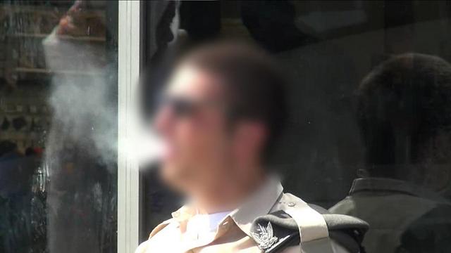 Офицерам запрещено курить при подчиненных. Фото: Барэль Эфраим