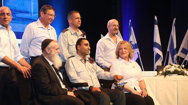 Siman-Tov along with two others receives the medal of honor (Photo: Motti Kimchi)