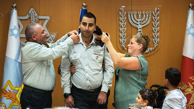 IDF Chief of Staff Gadi Eisenkot gives Siman-Tov his new colonel ranks (Photo: IDF Spokesman's Office)