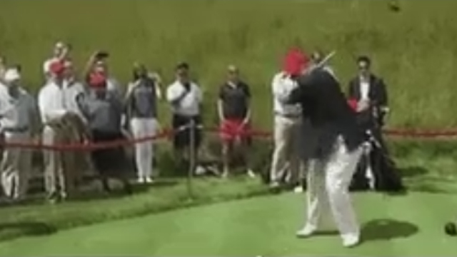 טראמפ חובט בכדור הגולף ()