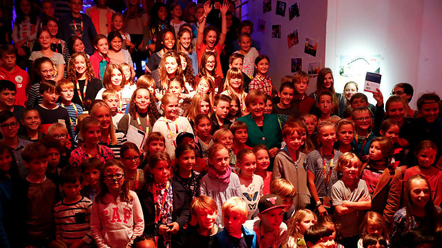 150 ילדים ובני נוער הוזמנו למפגש עם הקנצלרית (צילום: רויטרס) (צילום: רויטרס)