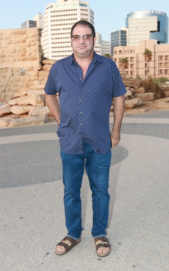 מחובר לאדמה. אורי הוכמן (צילום: ענת מוסברג) מחובר לאדמה. אורי הוכמן (צילום: ענת מוסברג)