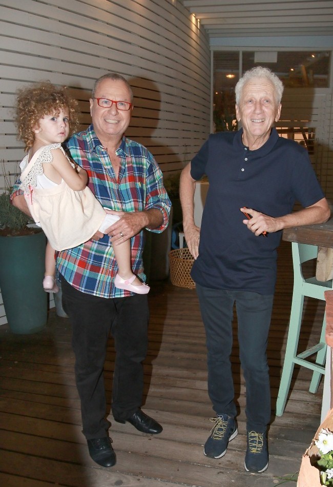 כמה ילדים יכולים להגיד שהם היו בחתונה של ההורים שלהם? בראבא עם הבת שי והחבר הטוב מוני מושונוב (צילום: ענת מוסברג) כמה ילדים יכולים להגיד שהם היו בחתונה של ההורים שלהם? בראבא עם הבת שי והחבר הטוב מוני מושונוב (צילום: ענת מוסברג)