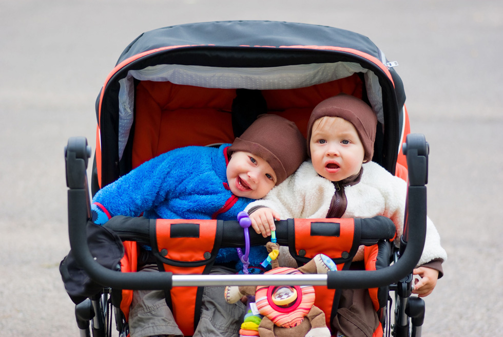 קהילת ההורים לתאומים ושלישיות הולכת וגדלה והם מצביעים ברגליים, או בגלגלים (צילום: Shutterstock)