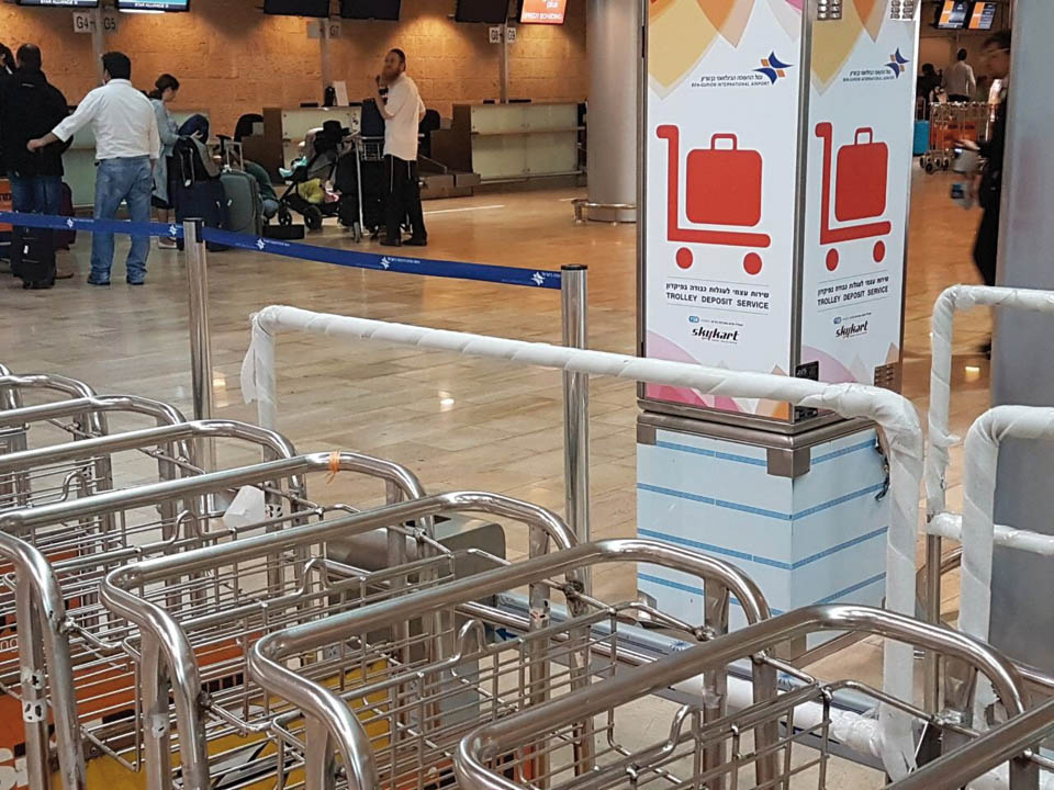 Пункт приема тележек для провоза багажа в аэропорту Бен-Гурион. Фото: пресс-служба аэропорта