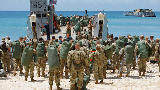 חיילים אמריקנים מתכוננים לפינוי איי הבתולה (צילום: רויטרס) (צילום: רויטרס)