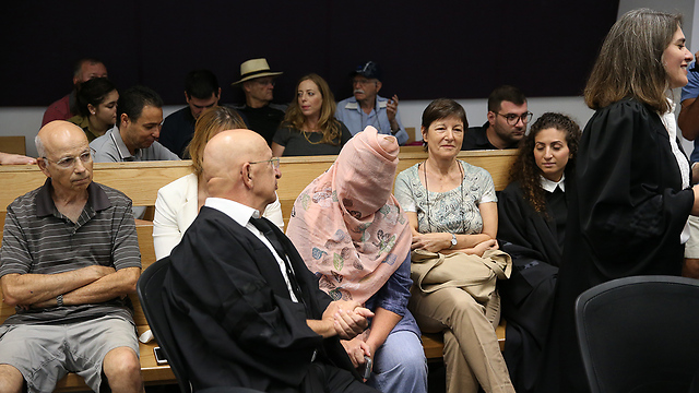 אמו של דוד ערן (עם כיסוי הראש) בבית המשפט  (צילום: מוטי קמחי) (צילום: מוטי קמחי)
