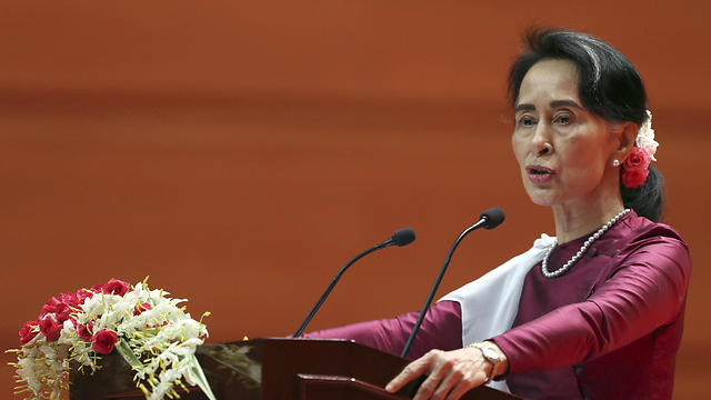 גינתה את הפרות זכויות האדם במדינת ראקין. סו צ'י במהלך נאומה ביאנגון (צילום: AP) (צילום: AP)