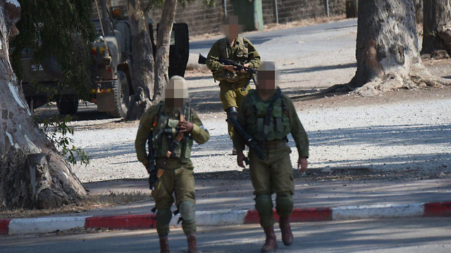 חיילים סמוך לגבול, לאחר התקרית (צילום: אביהו שפירא) (צילום: אביהו שפירא)
