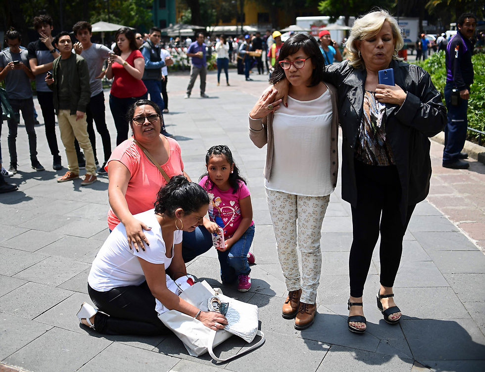 תושבים מבוהלים במקסיקו סיטי (צילום: AFP) (צילום: AFP)