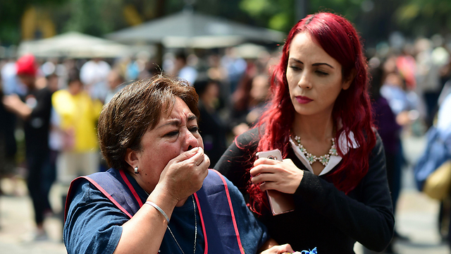 תושבים מבוהלים במקסיקו סיטי (צילום: AFP) (צילום: AFP)
