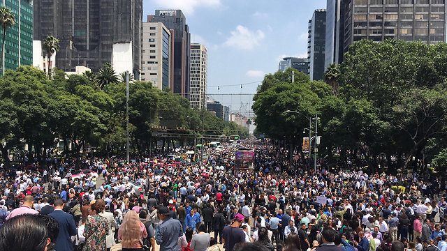 אלפים ברחובות (צילום: AP) (צילום: AP)