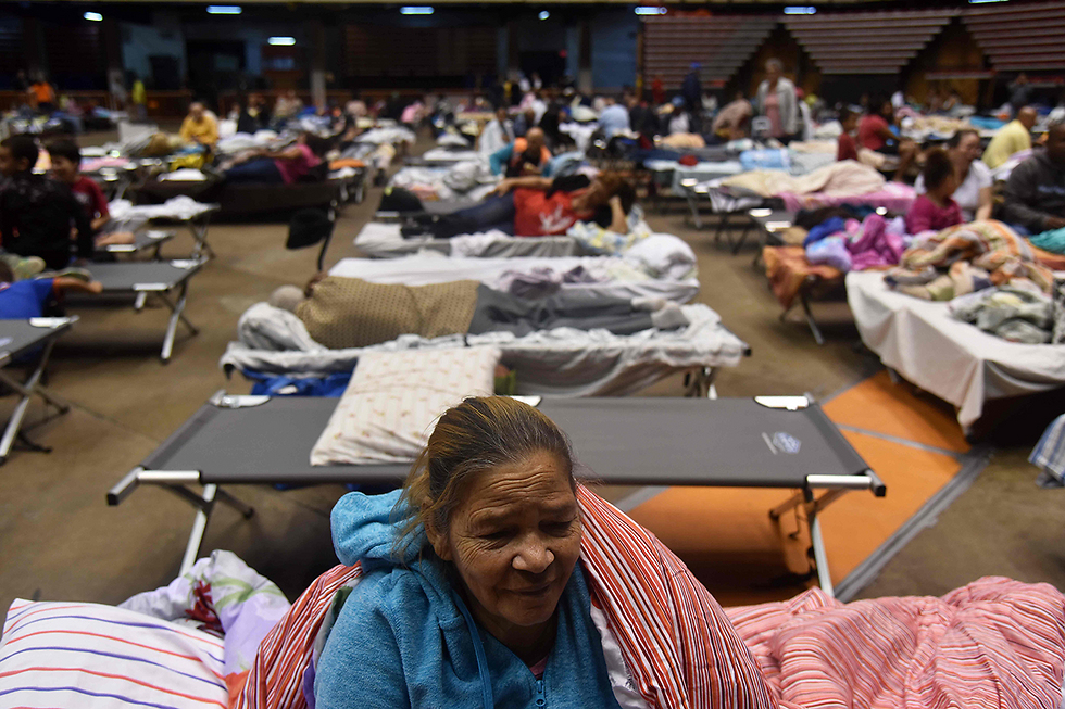 תושבים מתכוננים לסופה לאחר שהתפנו מבתיהם (צילום: AFP) (צילום: AFP)