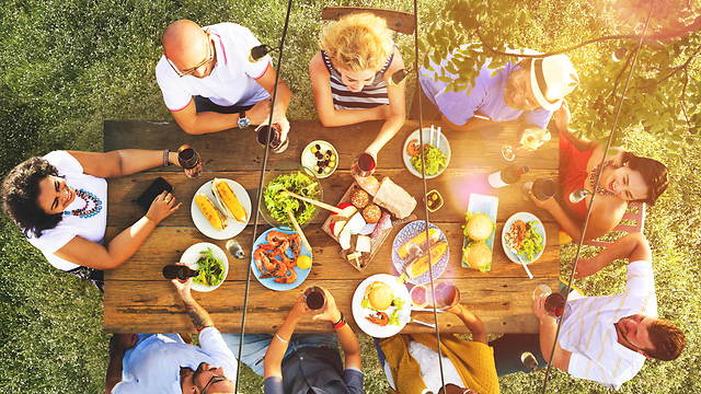 ארוחה משפחתית כמקור לשאלות לא רצויות (צילום: Shutterstock) (צילום: Shutterstock)